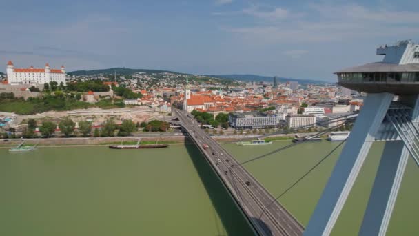 布拉迪斯拉发城市景观的空中景观 以及多瑙河上Snp桥上方著名的Ufo塔台观景台 布拉迪斯拉发是斯洛伐克的首都 — 图库视频影像