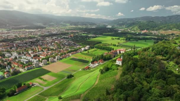 斯洛维尼亚是该国第二大城市 在阳光灿烂的日子里 马里博尔市可以看到空中风景 小Kalvarija教堂坐落在一座被葡萄园环绕的山丘上 美丽的景色俯瞰着马里博尔镇 — 图库视频影像