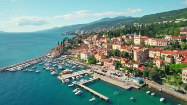 Hırvatistan 'ın Adriyatik denizi, Opatija' nın Volosko semtindeki güzel deniz manzarası. Opatija tatil köyü ve Hırvatistan 'ın Kvarner Körfezi' ndeki Lungomare deniz geçidi gün doğumunda. Lüks seyahat hedefi