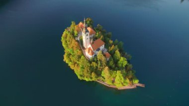 Slovenya Gölü 'nde, yukarıdan aşağı havadan. Slovenya 'da gün doğumunda güzel Bled Gölü' nde kutsal bir kilisesi olan küçük bir ada. Ada, Maria 'nın Hacı Kilisesi ile Kanadı.