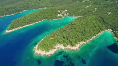 Hırvatistan 'ın Dalmaçya bölgesinde cennet gibi turkuaz deniz suyu koyları olan Rab Adası' nın hava manzaralı güzel sahili. Paradisiacal körfezlere demirlemiş yelkenliler ve vahşi plajlar. Üst görüntü görüntülerini uçur