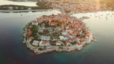 Hırvatistan 'ın Adriyatik Denizi' ndeki Primosten kentinin hava manzarası. Hırvatistan 'ın Akdeniz kentinde orta çağ ortaçağ Primosten kasabası. Yaz tatili için seyahat yeri. Yörünge atışı
