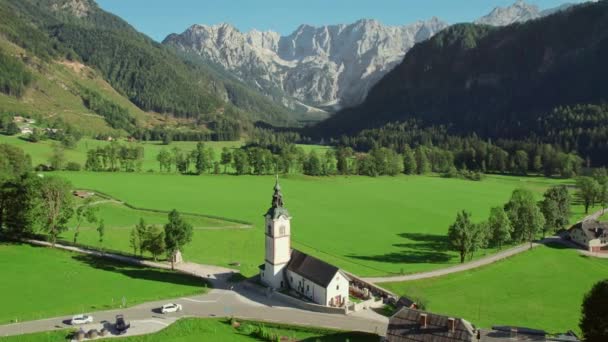 Tradycyjny Słoweński Kościół Andrzeja Dolinie Rawenny Alpami Kamnicko Savinja Tle — Wideo stockowe