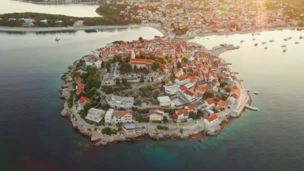 Vista Aérea Pintoresca Ciudad Primosten Amanecer Mar Adriático Croacia Idílica — Vídeo de stock