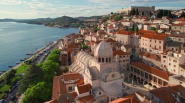 Hırvatistan 'ın Dalmaçya kentindeki eski Sibenik kasabasındaki tarihi Aziz James Katedrali' nin hava manzarası. Güzel bir ortaçağ mimarisi olan Akdeniz Sibenik kasabası. Hırvat seyahat beldesi