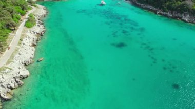 Hırvatistan 'ın Dalmaçya bölgesindeki Rab adasındaki turkuaz deniz suyuyla çarpıcı Adriyatik kıyılarının hava manzarası. Güzel deniz koyuna demirlemiş küçük tekneler. Seyahat tatili kavramı