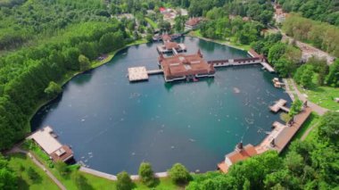 Macaristan 'daki Termal Göl Heviz, hava manzaralı. Termal suyu olan güzel bir göl. Gölün etrafında ağaçlar yetişir. Macaristan 'da popüler bir tatil beldesi. Yazın doğal termal su gölü hava manzarası