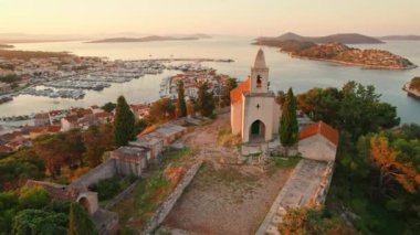 Hırvatistan 'ın Dalmaçya bölgesinde, Adriyatik Denizi' nde küçük bir adada bulunan eski Tribunj kasabası ve Picturesque St. Nicholas kilisesi. Ortaçağ Hırvat Tribunj kasabasının güzel hava manzarası