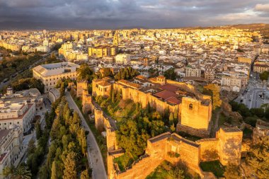 Gün doğumunda Malaga şehrinin havadan görünüşü, İspanya. Malaga şehrinin tarihi enkarnasyon katedrali, Malaga rıhtımı ve Malaga, Endülüs, İspanya 'daki Ortaçağ Berberi şatosu.