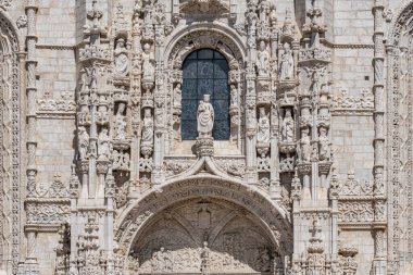 Portekiz Lizbon 'daki Jeronimos Manastırı' nın tarihi cephesi. Hieronymus Manastırı, Mosteiro dos Jeronimos, Lizbon Belem Bölgesi, Portekiz. Ünlü Lisboa simgesi, Unesco Heritage sitesi