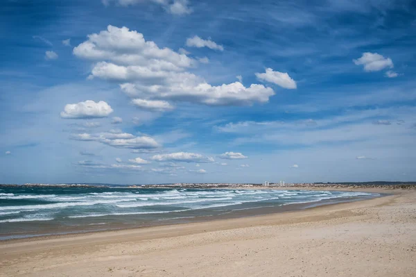 葡萄牙Baleal半岛和Peniche镇附近的白沙 免版税图库照片