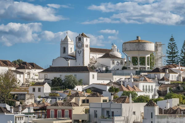 Tavira Algarve 포르투갈 시계탑 세인트 교회와 Tavira에서 화창한 전통적인 포르투갈어 스톡 이미지