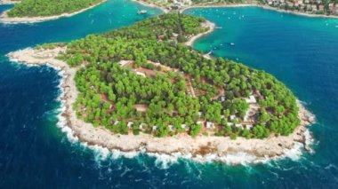 Hırvatistan 'ın Istria bölgesinin Pula kenti yakınlarındaki Adriyatik Denizi' nin kayalık kıyılarında bir kamp alanı bulunan güzel yarımadanın hava manzarası. Aile tatili, Hırvatistan 'da tatil gezisi