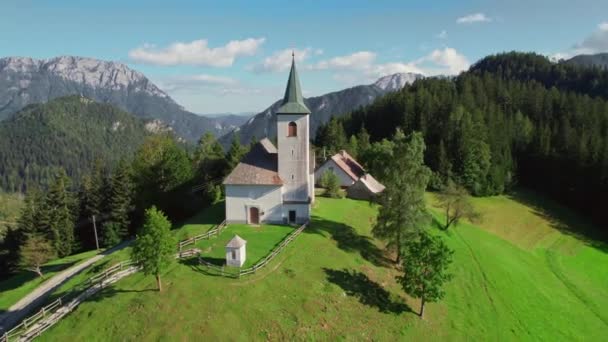 Vue Aérienne Magnifique Paysage Alpin Slovène Avec Petit Sveti Duh — Video