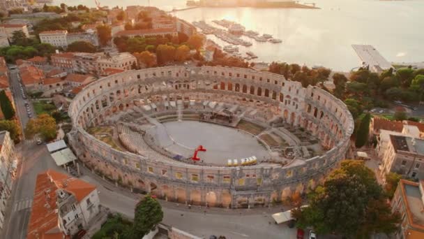 Luchtfoto Van Het Historische Romeinse Amfitheater Van Pula Bij Zonsondergang — Stockvideo