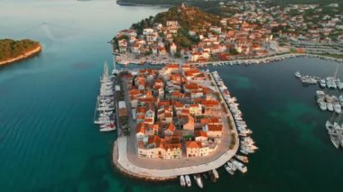 Hırvatistan 'ın Dalmaçya bölgesinde, Adriyatik Denizi' nde küçük bir adada, eski Tribunj kasabası. Ortaçağ Tribunj 'unun güzel sabah manzarası.