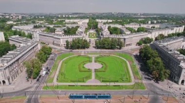 Polonya 'nın Krakow kentindeki Nowa Huta bölgesinin PRL döneminde ideal bir sosyalist bölge olarak tasarlanmış hava manzarası. Merkezi meydanın üst görüntüsü Ronald Reagan 'dan sonra isimlendirildi