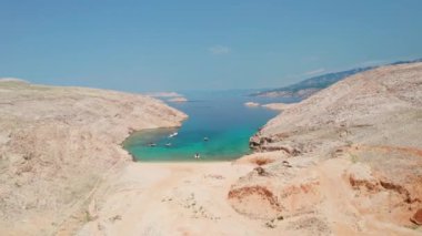Hırvatistan 'ın Dalmaçya bölgesindeki Rab adasındaki Mag plajı. Mag plajının havadan görüntüsü. Terkedilmiş deniz suyuyla çevrili inanılmaz bir sahil.. 