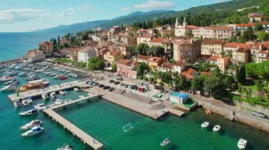 Hırvatistan 'ın Adriyatik denizi, Opatija' nın Volosko semtindeki güzel deniz manzarası. Opatija tatil köyü ve Hırvatistan 'ın Kvarner Körfezi' ndeki Lungomare deniz geçidi gün doğumunda. Lüks seyahat hedefi