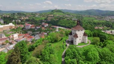 Slovakya, Banska Stiavnica 'daki Yeni Kale' nin hava görüntüsü. Banska Stiavnica yazın maden kasabası manzarası. Slovakya 'da popüler turizm beldesi. 