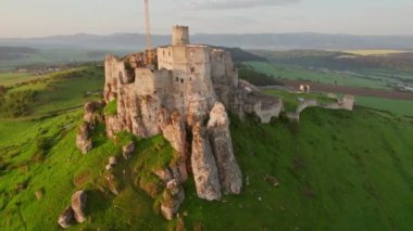 Spis kalesinin gündoğumunda hava görüntüsü, Unesco Dünya Mirası Bölgesi, Slovakya. Spissky Hrad ortaçağ kalesi. Slovakya 'nın Spisske Podhradie kasabasındaki Yedek Kale. Drone yörünge atışı
