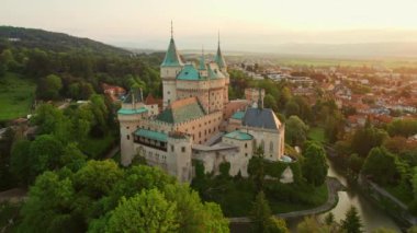 Bojnice Ortaçağ Kalesi 'nin havadan görünüşü, Slovakya' daki UNESCO miras alanı. Bojnice, Slovakya 'da gündoğumunda romantik bir şato. Drone yörünge atışı