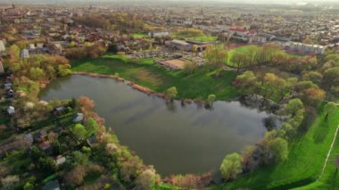 Polonya 'nın Tarnow kentindeki eğlence ve eğlence parkı Kantoria Limanı. Gün batımında Tarnow şehir manzarasının insansız hava aracı görüntüsü, Malopolskie Voyvodalığı, Polonya.