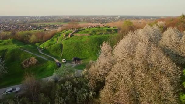 Flygfoto Över Ruinerna Tarnowski Castle Ovanpå Martins Hill Vid Solnedgången — Stockvideo