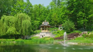 Polonya 'nın Pieniny kentinde yaz boyunca Szczawnica şehir parkındaki çeşme. Szczawnica, Polonya 'nın en eski ve en güzel spa merkezlerinden biridir. Lüks ve manzaralı şehir parkı..