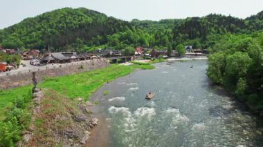 Polonya 'nın Pieniny Dağları' ndaki Szczawnica köyündeki Dunajec Nehri 'nde geleneksel ahşap sallar. Dunajec nehir raftingi Pieniny Dağları 'nda turistler için popüler bir yaz etkinliğidir.