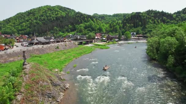 Balsas Madera Tradicionales Río Dunajec Pueblo Szczawnica Montañas Pieniny Polonia — Vídeo de stock