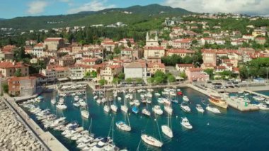 Hırvatistan 'ın Adriyatik denizi, Opatija' nın Volosko semtindeki güzel deniz manzarası. Opatija tatil köyü ve Hırvatistan 'ın Kvarner Körfezi' ndeki Lungomare deniz geçidi gün doğumunda. Lüks seyahat hedefi
