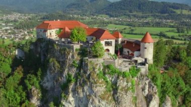 Slovenya 'daki Bled Gölü' ndeki yüksek bir uçurumun üzerindeki Ortaçağ Kanlı Kalesi 'nin havadan görünüşü Bled Gölü ve dağlarının çarpıcı manzarasıyla çevrilidir. İnsansız hava aracı görüntüsü