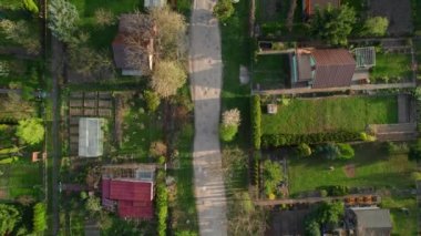 Bahar mevsimi boyunca Polonya 'nın kentsel bir bölgesindeki geleneksel dzialki bahçelerinin yukarıdan aşağıya hava manzarası