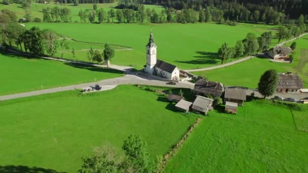 Hagyományos Szlovén Szent András Templom Ravenska Kocna Völgyében Háttérben Kamnik — Stock videók