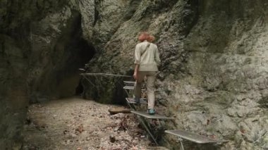 Slovakya 'daki Slovak Paradise Ulusal Parkı. Yürüyüşçü ünlü Sucha Bela Vadisi 'ni, metal merdivenleri ve dağ nehri olan dar bir dağ kanyonunu keşfeder. Slovenya raj 'daki en iyi yürüyüşlerden biri.