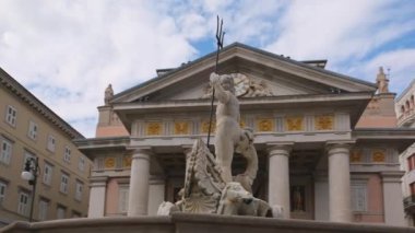 Kuzeydoğu İtalya 'da bir liman kenti olan Piazza della Borsa, Trieste' deki Neptün Çeşmesi. Yavaş çekim, sabit çekim. Trieste 'de antik Roma Neptün heykeli