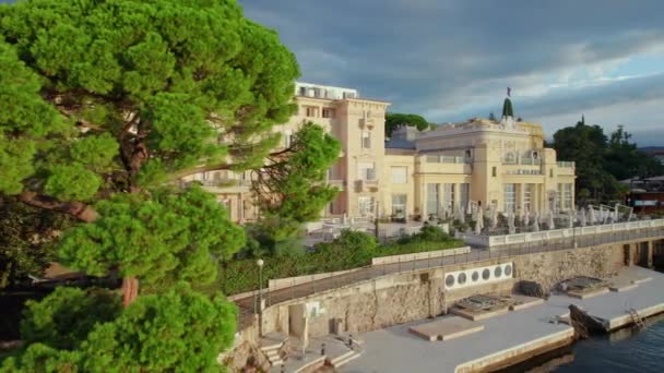 克罗地亚奥帕蒂亚 2023年9月25日 位于克罗地亚亚得里亚海奥帕蒂亚美丽海滨的历史酒店Kvarner Opatija度假村和Lungomare海路空中景观 — 图库视频影像
