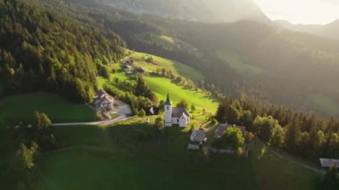 Küçük Sveti Duh veya St. Sveti 'nin yer aldığı güzel Slovenya Alp manzarasının hava manzarası Slovenya 'da yaz boyunca Kamnik-Savinja Alplerindeki ruh kilisesi. Drone yörünge atışı