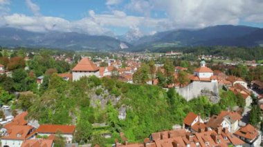 Slovenya 'daki Kamnik şehrinin havadan görüntüsü. Tepede küçük bir kale ve arkasında muhteşem Kamnik-Savinja Alpleri olan eski Kamnik kasabası.