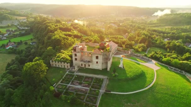 ポーランドのポドカルパッキーの日没の間にザゴルツのディスカルス カルメライト修道院の遺跡の空想的な眺め ポーランド南部の古い修道院の美しい風景 — ストック動画