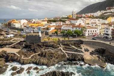 İspanya 'nın Tenerife, Kanarya Adaları' ndaki Garachico kasabasının hava manzarası. Renkli ve güzel sahil kasabası Garachico 'nun genel manzarası. San Miguel Şatosu ve Garachico Eski Kasabası