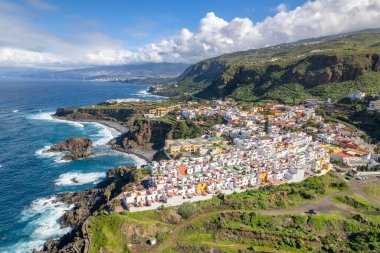 İspanya 'nın Kanarya Adaları, Tenerife' deki San Juan de la Rambla kasabasının güzel okyanus manzarası. Drone yörünge atışı. İspanya 'nın Puerta de la Cruz yakınlarındaki Tenerife kıyı kasabası