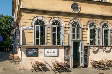 Krakow, Polonya - 18 Ağustos 2023: Krakow 'un Kazimierz ilçesindeki eski sinagog binasındaki Hevre Bar ve Restoran