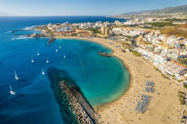 İspanya, Tenerife 'deki Los Cristianos tatil köyündeki Fuente Playa de Las Vistas plajının hava manzarası. Tenerife adasındaki popüler turizm beldesi