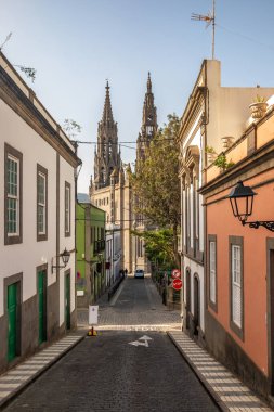 Arucas kasabasındaki Parroquia de San Juan Bautista de Arucas Kilisesi, Gran Canaria, Kanarya Adaları, İspanya. Arucas 'ta tarihi manastırı olan dar bir sokak..