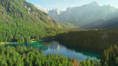 Arka planda Mangart Dağı olan Fusine Gölü 'nün havadan görüntüsü. Fusine Lakes Doğal Parkı, Tarvisio, Udine ili, Friuli Venezia Giulia, İtalya. İtalyan Alplerinde güzel dağ gölü