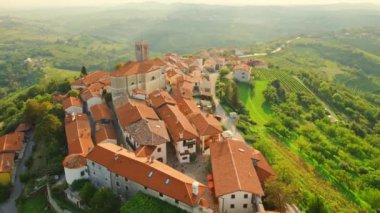 Slovenya 'nın Goriska Brda kırsal bölgesindeki Smartno kasaba ve üzüm bağları. Gün batımında Smarno 'nun eski kasabasının hava manzarası