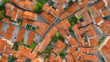 Slovenya 'nın Istria bölgesindeki Adriyatik Denizi kıyısındaki Koper eski kasabasının tepeden aşağı hava manzarası. Büyüleyici Koper kasabasının geleneksel turuncu çatıları olan dar sokaklar ve tarihi binalar 