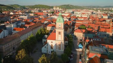 Slovenya 'nın Maribor Katedrali' nin havadan görünüşü. Gün batımında Aziz John Kilisesi. Drone yörünge atışı
